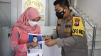 Kapolres Mojokerto memberikan SIM gratis kepada istri korban KRI Naggala 402