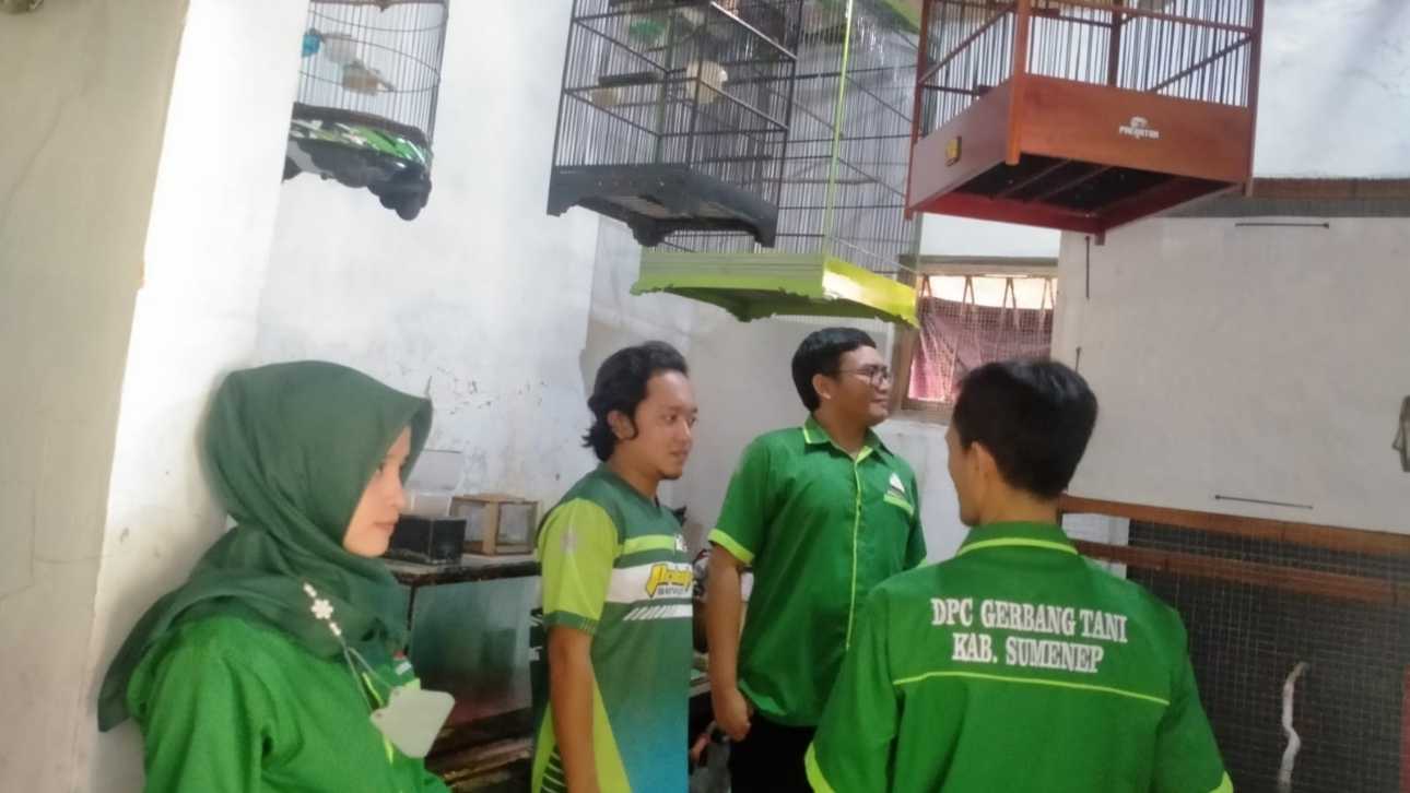 Pengurus DPC Gerbang Tani Sumenep saat menyambangi usaha binaan di PAC Gerbang Tani Kecamatan Kota.