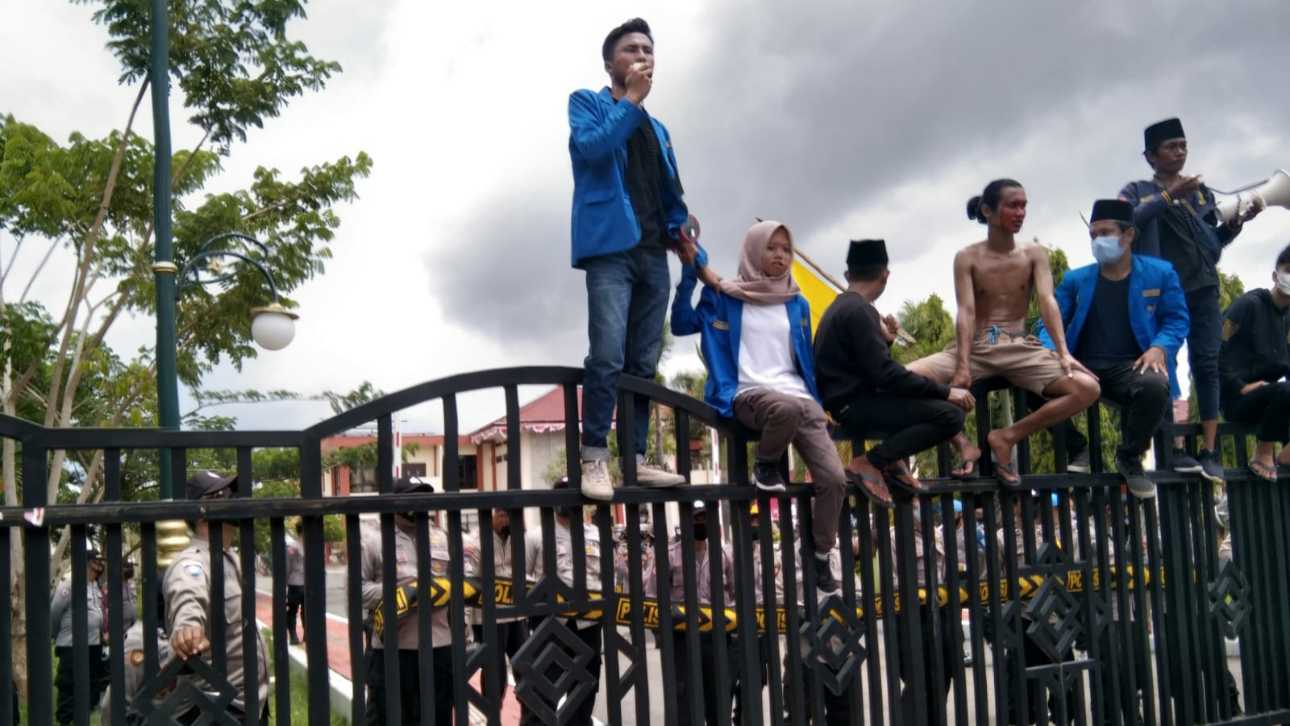 Sejumlah mahasiswa PMII Komisariat Unija saat gelar demonstrasi evaluasi kinerja Bupati dan Wakil Bupati Sumenep di depan kantor Pemkab Sumenep