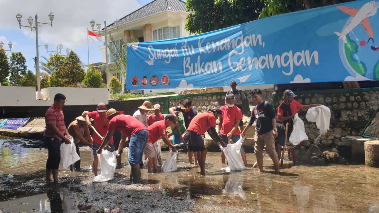 Kader PDI Perjuangan Sumenep Gotong royong Bersihkan Sungai Kali Marengan.