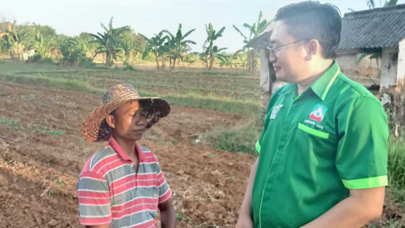 Ketua Gerbang Tani Sumenep, Abdillah Fanani (baju hijau) berbincang dengan salah seorang petani.