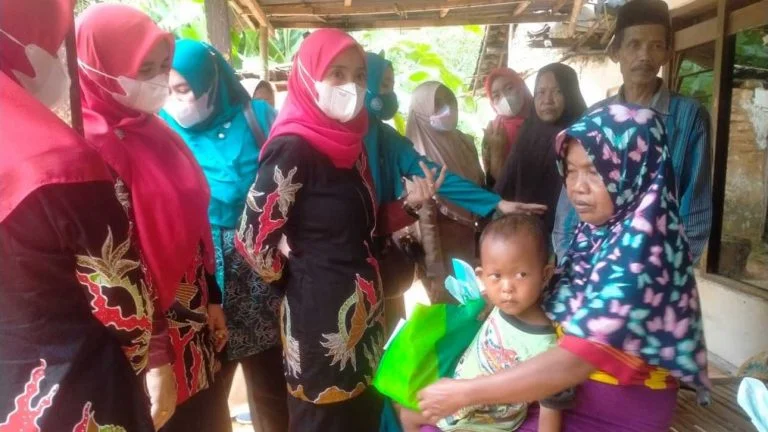 Ketua TP-PKK Sumenep, Nia Kurnia Fauzi memberikan bantuan kepada penderita stunting di Kecamatan Manding.