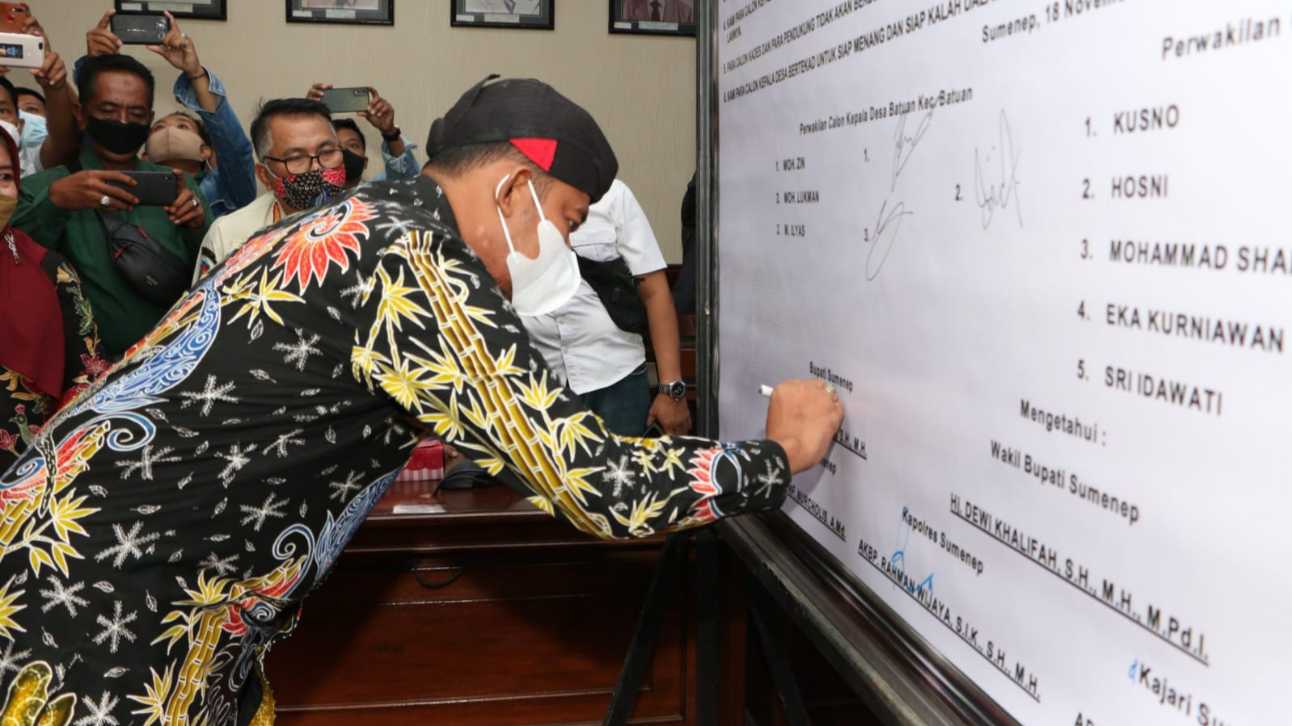 Bupati Fauzi menandatangani ikrar Pilkades Damai 2021 (Dok. Prokopim Pemkab Sumenep).