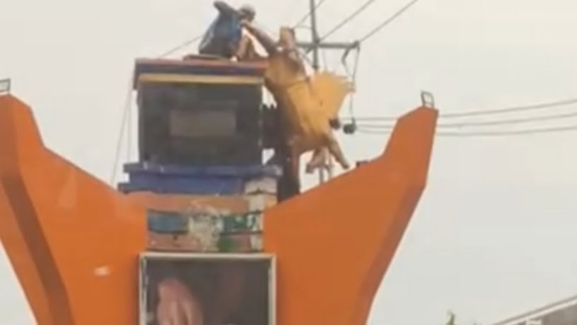 Patung Kuda Terbang di perempatan Jl. Halim Perdana Kusuma, Dalem Anyar, saat diturunkan oleh petugas. (Dok. Ist.)