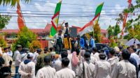 Ratusan massa BEM Sumenep kepung kantor Pemkab Sumenep.