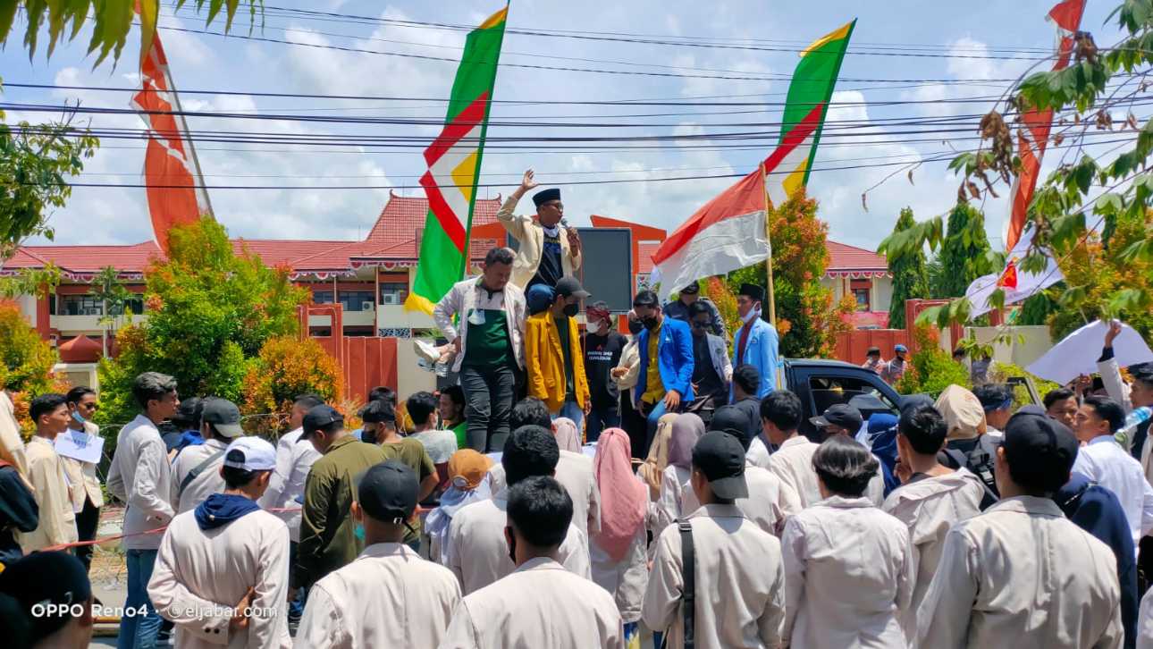 Ratusan massa BEM Sumenep kepung kantor Pemkab Sumenep.