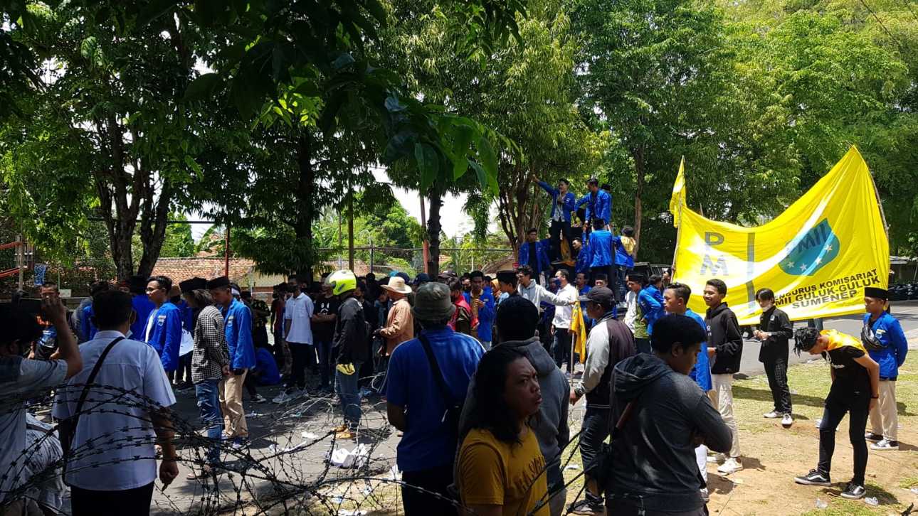 Ratusan aktivis PMII Sumenep saat mengepung kantor PT. Garam.