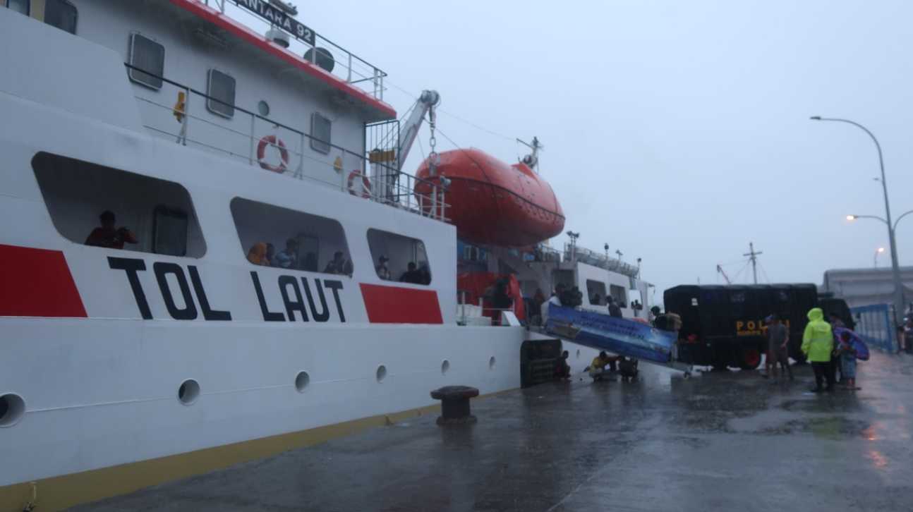 Petugas pengaman Pilkades dari Polres Sumenep mulai digeser ke Pulau Masalembu melalui Pelabuhan Kalianget.