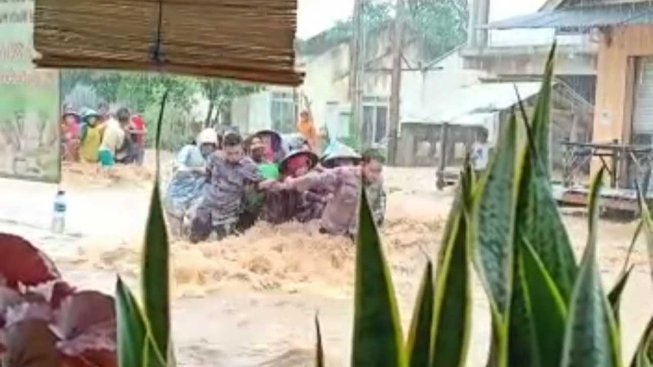 Anggota Polsek Kangean saat membantu evakuasi warga yang terdampak banjir. (Dok. Ist).