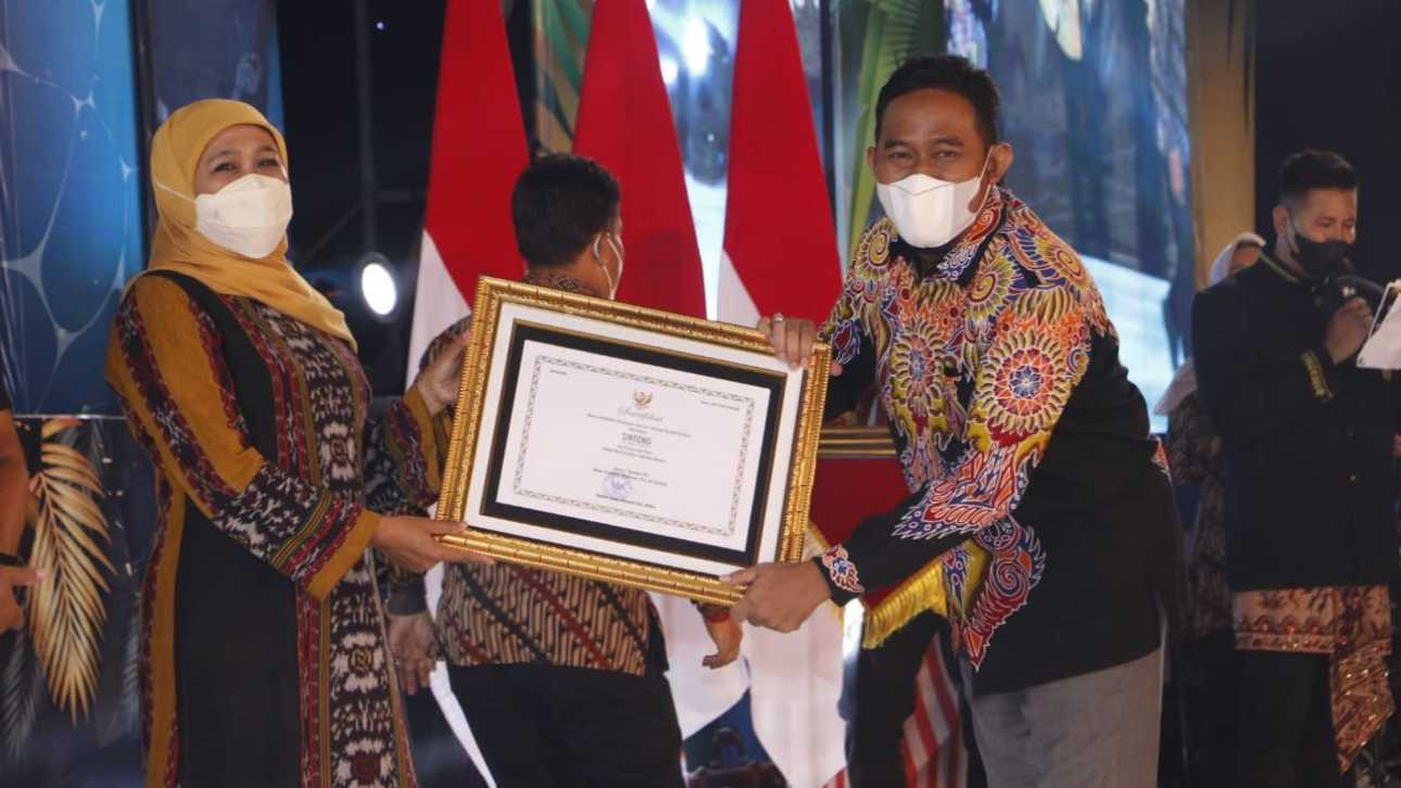 Bupati Achmad Fauzi saat menerima sertifikat WBTb dari Gubernur Jatim Khofifah Indar Parawansa.
