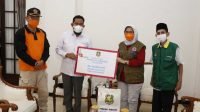 Bupati Fauzi memberikan bantuan melalui Wabup Lumajang untuk korban erupsi Gunung Semeru.