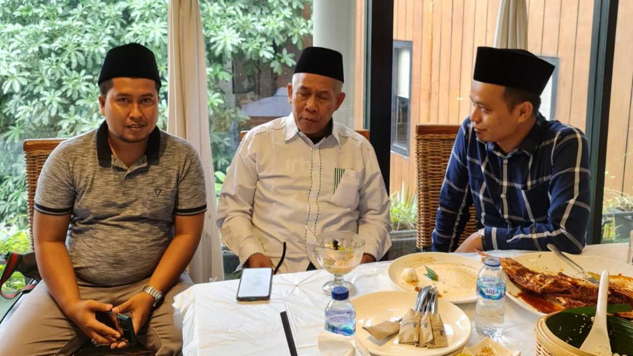 KH. Umaruddin Masdar bersama Ketua PWNU Jawa Timur. (Dok. Istimewa)