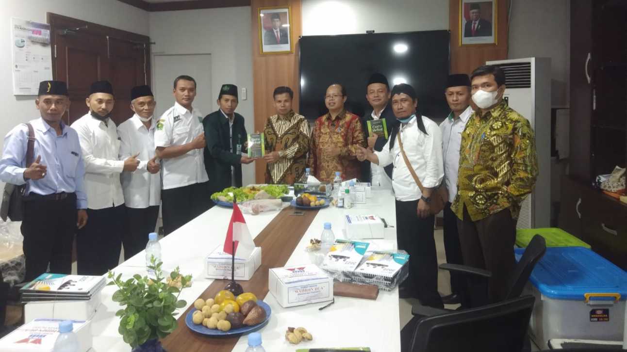 Pngurus FGSNI Pusat dan perwakilan pengurus FGSNI Kabupaten saat memberikan Nasi Kebuli di Gedung GTK Madrasah Kemenag RI.
