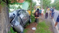 Kondisi Mobil Kijang Innova saat menabrak pohon asam.