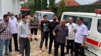 Bendahara Umum DPP BMI, Kaisar Kuasa Kasih Said Putra, saat menyalurkan bantuan mobil ambulans kepada AKD Sumenep.