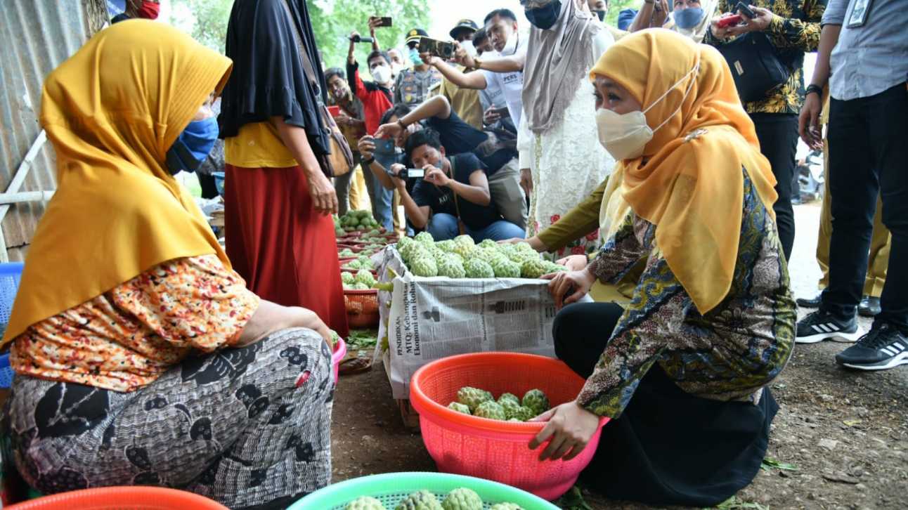 Gubernur Jawa Timur, Khofifah Indar Parawansa saat memborong buah srikaya milik pedagang di Bluto.