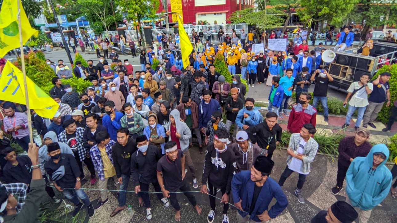 PMII Komisariat STKIP PGRI Sumenep saat menggelar demonstrasi di depan kantor Pemkab Sumenep.