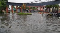 Situasi di depan Kantor Pemkab Sumenep tergenang air usai hujan deras yang melanda.