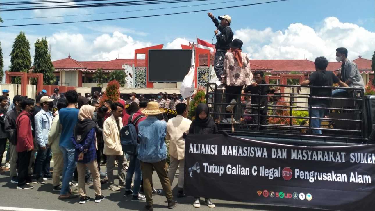 Aktivis AMMS saat menyampaikan aspirasinya di depan kantor Pemkab Sumenep.
