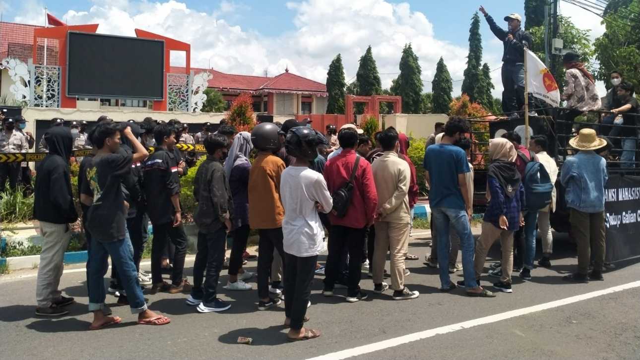 Mahasiswa saat melakukan aksi unjuk rasa di depan Pemkab Sumenep soal tambang galian C.
