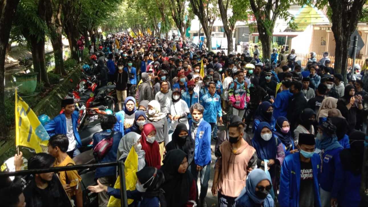Ribuan aktivis PMII Sumenep saat mengepung Mapolres Sumenep.
