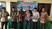 Camat Kota Sumenep, Faruk Hanafi, dan Lurah Bangselok, M Fajar Hidayat, saat foto bersama ketua RT yang raih penghargaan DLH Jatim.