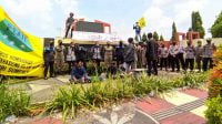 Aksi demonstrasi aktivis PMII STKIP PGRI Sumenep di depan kantor Pemkab Sumenep.