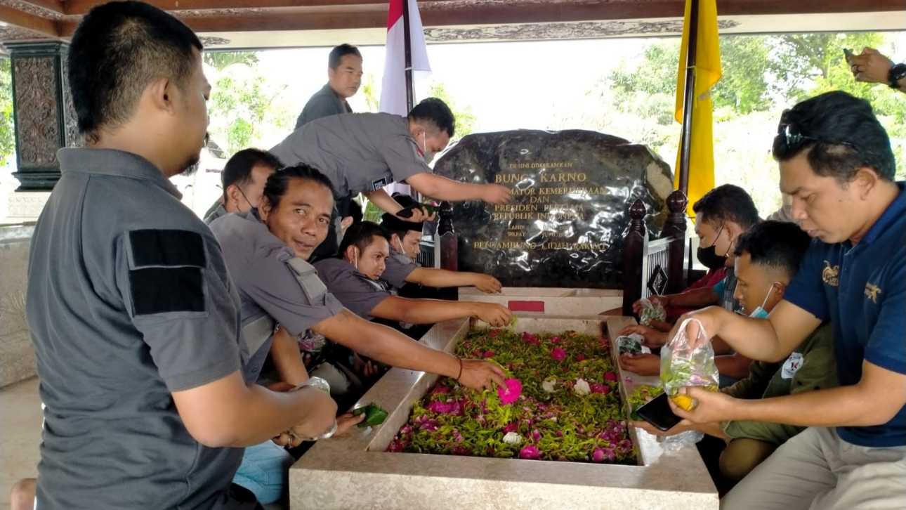 Anggota KJS saat ziarah ke makam Bung Karno.