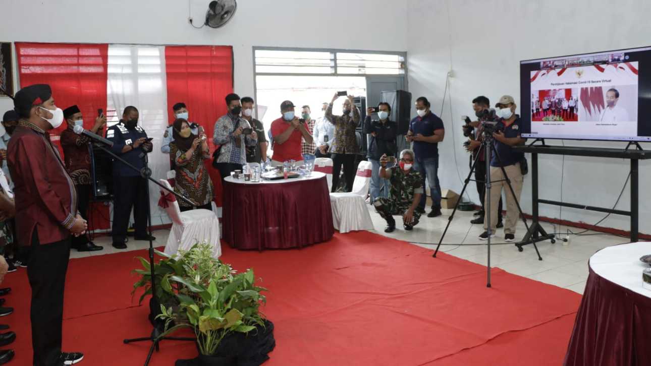 Bupati Fauzi, saat menyampaikan laporan kondisi vaksinasi di Sumenep kepada Presiden Jokowi.