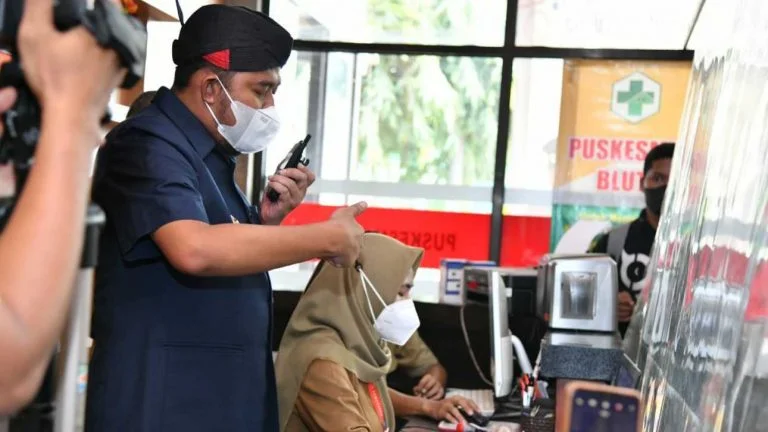 Bupati Sumenep, Achmad Fauzi saat sidak program layanan satu data kesehatan aplikasi HomPIMPA di Puskesmas Bluto.