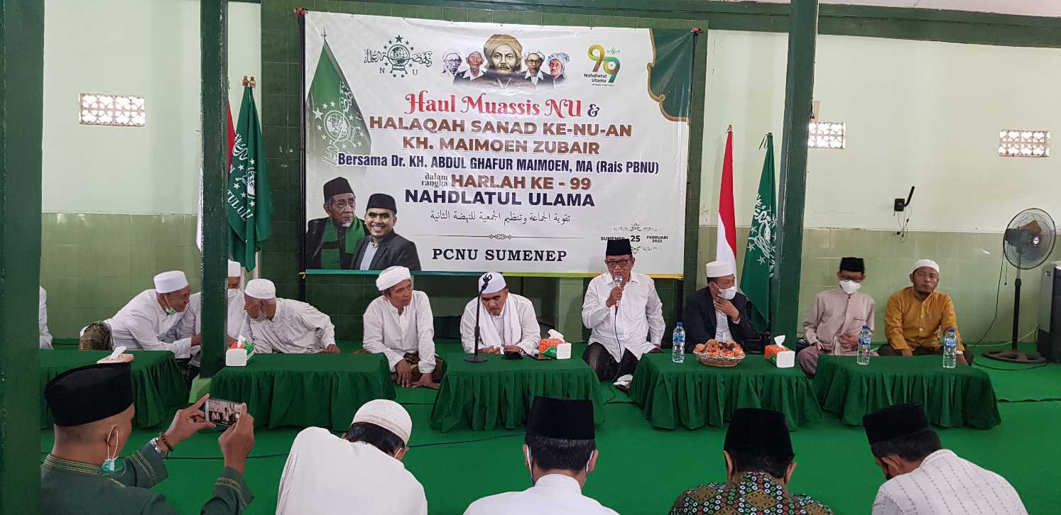 KH Abdul Ghafur Maimoen didampingi oleh KH Hafidhi Syarbini, Rois Syuriah PC NU Sumenep, dan KH A Pandji Taufiq, Ketua Tanfidziyah PC NU Sumenep.