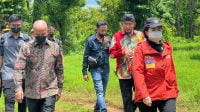 Ketua DPR RI Puan Maharani ditemani Ketua Banggar MH Said Abdullah dan Bupati Fauzi saat berkunjung ke Pulau Gili Iyang.