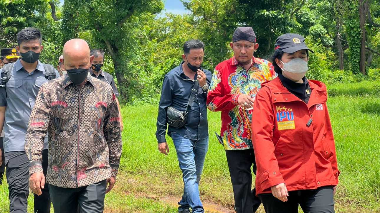 Ketua DPR RI Puan Maharani ditemani Ketua Banggar MH Said Abdullah dan Bupati Fauzi saat berkunjung ke Pulau Gili Iyang.