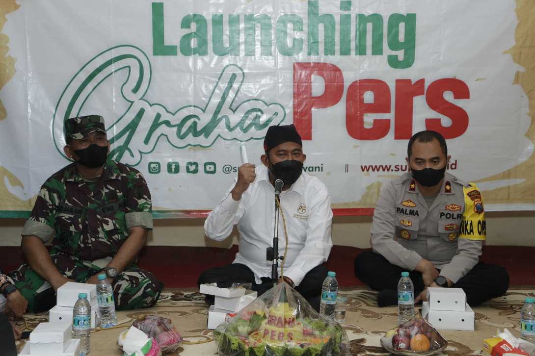 Bupati Sumenep, Achmad Fauzi saat menyampaikan arahannya dalam peresmian Graha Pers Media Center Sumenep Melayani.