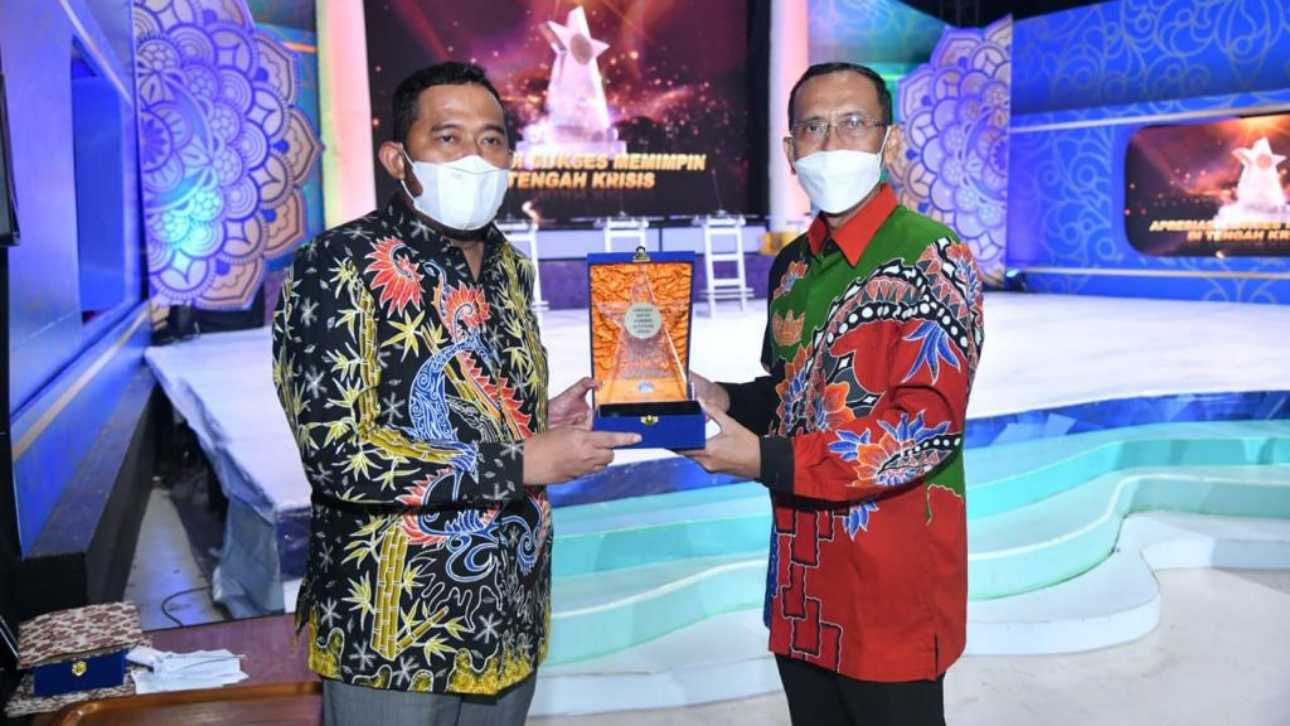 Bupati Sumenep, Achmad Fauzi saat menerima penghargaan PT Media Jawa Pos Media Televisi (JTV).