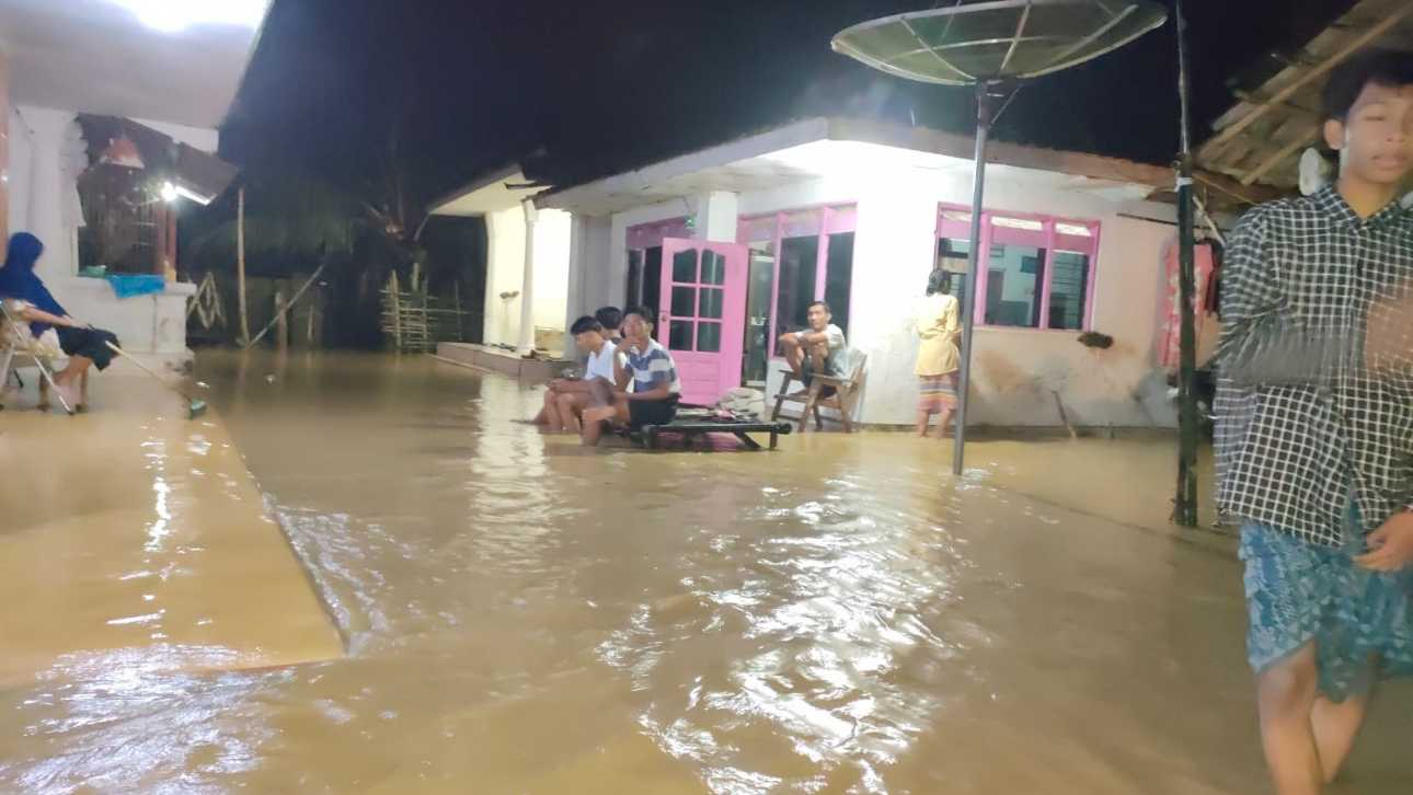 Kondisi banjir di Desa Cangkreng, Lenteng.