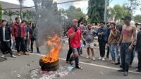 Mahasiswa Kangean bakar ban sambil berorasi menyampaikan aspirasinya di depan Kantor Pemkab Sumenep.