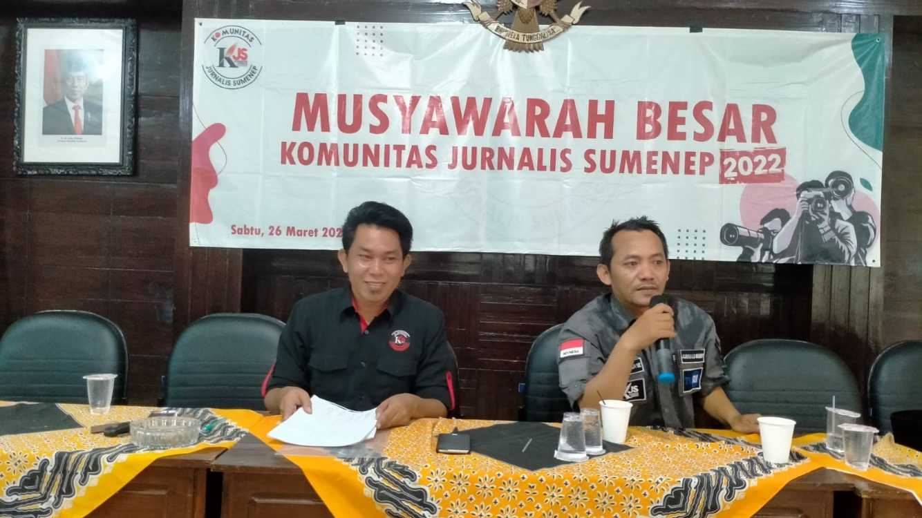 Ketua Komunitas Jurnalis Sumenep (KJS) terpilih, Ahmad Sa'i (pegang mic).