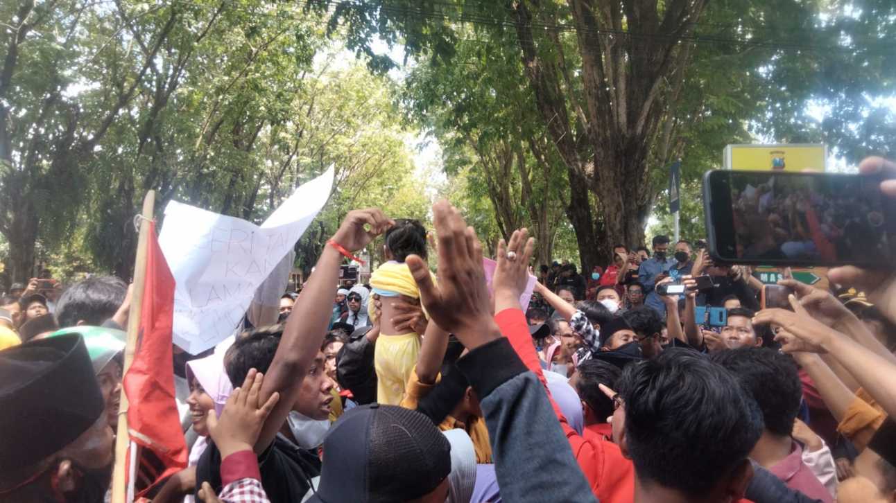 Ratusan warga Desa Gadu Timur, Lenteng, Sumenep saat menggelar demonstrasi atas kasus penembakan Herman di depan Mapolres Sumenep..