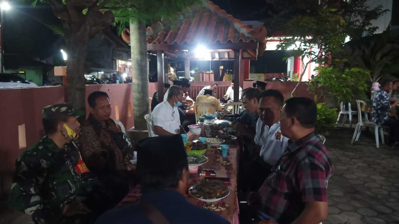 Buapti Sumenep, Achmad Fauzi saat menikmati makan malam bersama warga Pulau Sapudi.