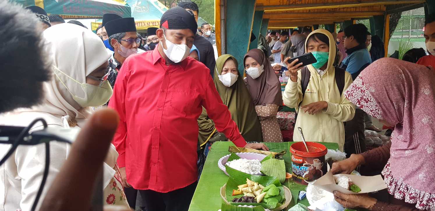 Bupati Sumeneo, Achmad Fauzi, saat mengunjungi Bazar Takjil Ramadan 1443 H didampingi Wakil Bupati Nyai Hj. Dewi Khalifah.