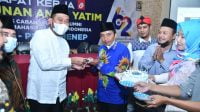 Bupati Fauzi menyerahkan kue pertama ke Ketua IKA PMII Sumenep di harlah ke-62 PMII dan Raker IKA PMII Sumenep.