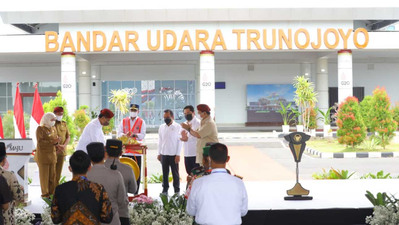 Pemukulan gong oleh Jokowi, sebagai tanda telah diresmikannya Bandara Trunojoyo Sumenep.
