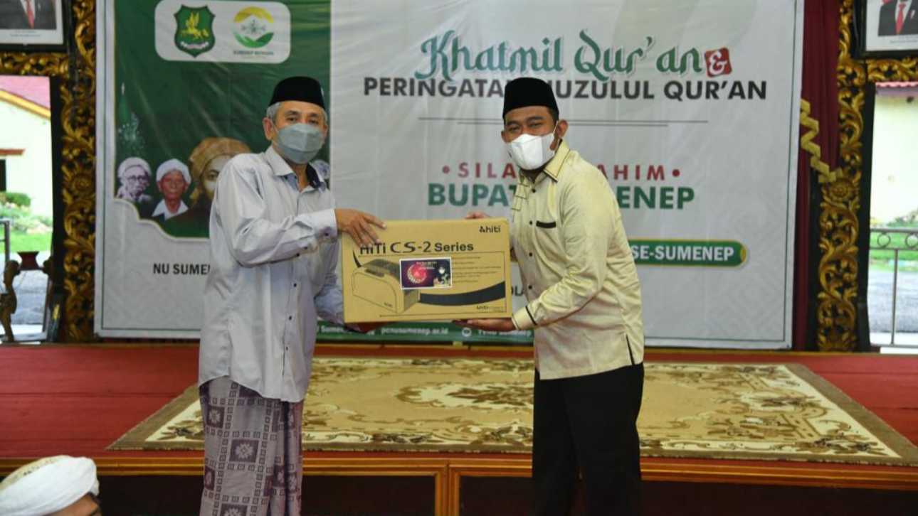 Bupati Fauzi menyerahkan printer KartaNU ke perwakilan PCNU Sumenep.