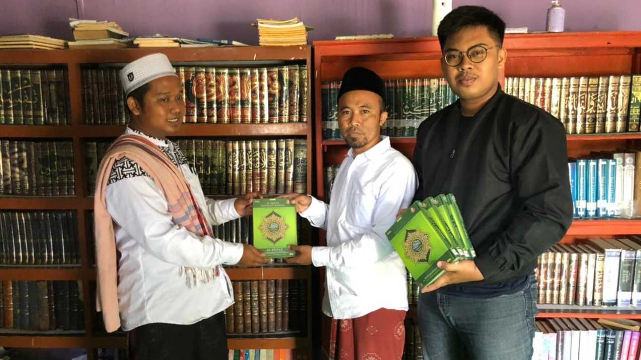 Ketua Komunitas Kampong Ijo saat membagikan bantuan Al-Quran di Ponpes Mathaliul Anwar Sumenep.