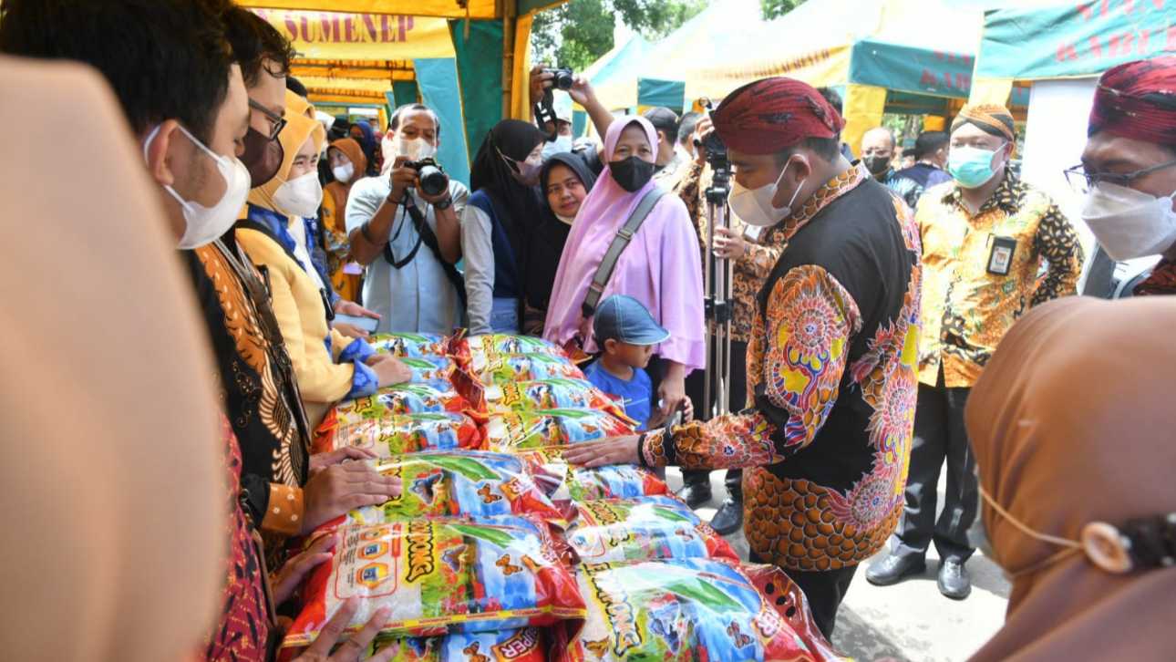 Bupati Fauzi saat meninjau pasar sembako murah di depan Labang Misem Keraton Sumenep.