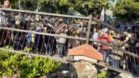 Aksi demosntrasi Aliansi BEM Sumenep yang berakhir ricuh hingga pagar besi Kantor DPRD Sumenep roboh. (Dok. Ist.)