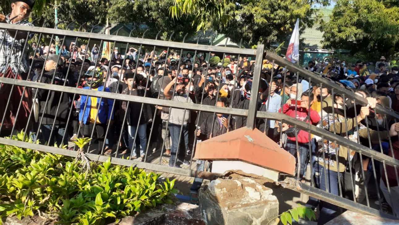 Aksi demosntrasi Aliansi BEM Sumenep yang berakhir ricuh hingga pagar besi Kantor DPRD Sumenep roboh. (Dok. Ist.)