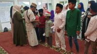 Penyerahan santunan anak yatim di Masjid Rahmatullah Desa Kolor.