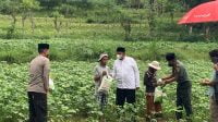 Bupati Fauzi saat membagikan bantuan kepada petani di Desa Karangcempaka, Bluto.